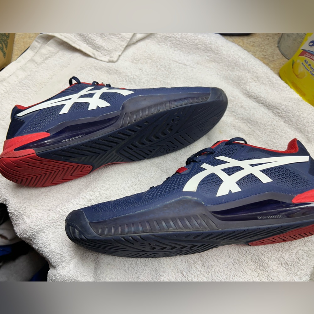 ASIC Gel-Resolution 8 Tennis Shoes.